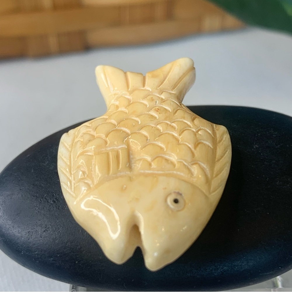 Natural Bone Carved Fish Fetish Bead Drilled Swimming Tropical Fish 1.5" Vintage - Picture 4 of 9